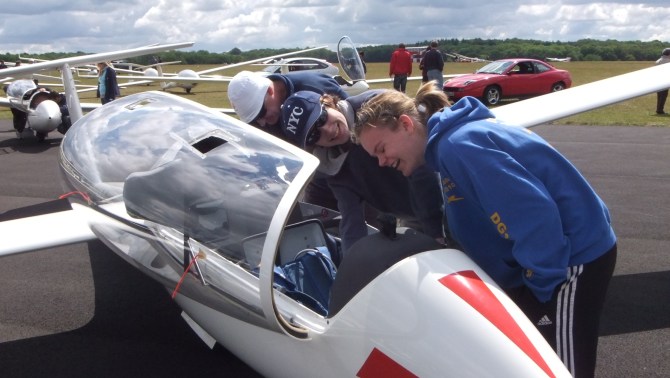 SarahAndAlexDoTech_r